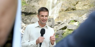 Moderator Nicolas Senn vor dem Wasserfall in Engelberg. Aufzeichnung der Sendung Potzmusig am 18. September 2024 im Restaurant Wasserfall in Engelberg OW. Ausstrahlung am 12. Oktober 2024 auf SRF 1.
© Marcel Beer