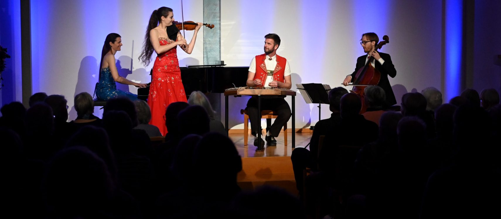 Konzert vom Trio Fontane mit Noëlle Grüëbler (Violine), Andrea Wiesli (Klavier), Jonas Kreienbühl (Cello) und Nicolas Senn (Hackbrett) anlaesslich der Konzertreihe Sonaare in der Pauluskirche in Aarau am Freitag, 28. Februar 2025. 
© Norbert Senn