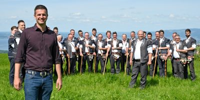 Moderator Nicolas Senn mit dem „Choeur des Armaillis de la Gruyère“ aus dem Kanton Freiburg bei der Aufzeichnung für die Fernsehsendung Potzmusig am Heiden Festival am Samstag, 24. Mai 2025 in Heiden AR. Ausstrahlung am 7. Juni 2025 auf SRF 1. 
© SRF / Christian Wyss