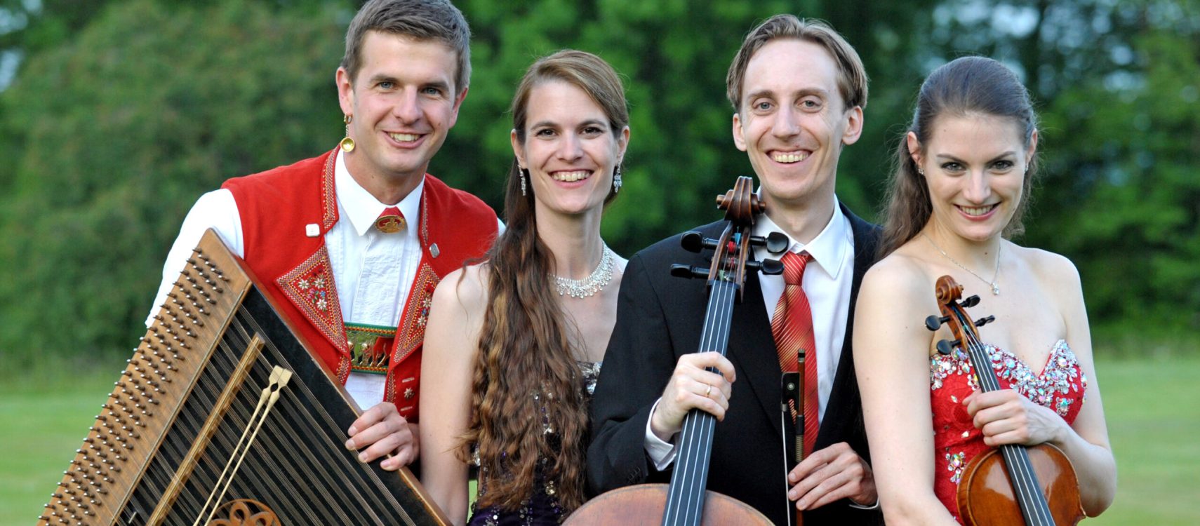 Premiere des Programms "Klassik trifft Folklore" mit Nicolas Senn (Hackbrett) und dem Trio Fontane mit Noëlle Grüebler (Violine), Andrea Wiesli (Klavier) und Jonas Kreienbühl (Violoncello) am Mittwoch, 4. Juni 2014 im Wolfsberg in Ermatingen.
© Nicolas Senn / eastdesign.ch